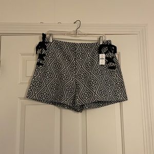 GAP NWT Shorts black and white side ribbon Size 8